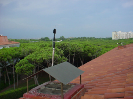 Sonmetre ubicat per l'empresa AUDIOSOFT al terrat de la comunitat Les Marines de Gavà Mar el desembre de 2004